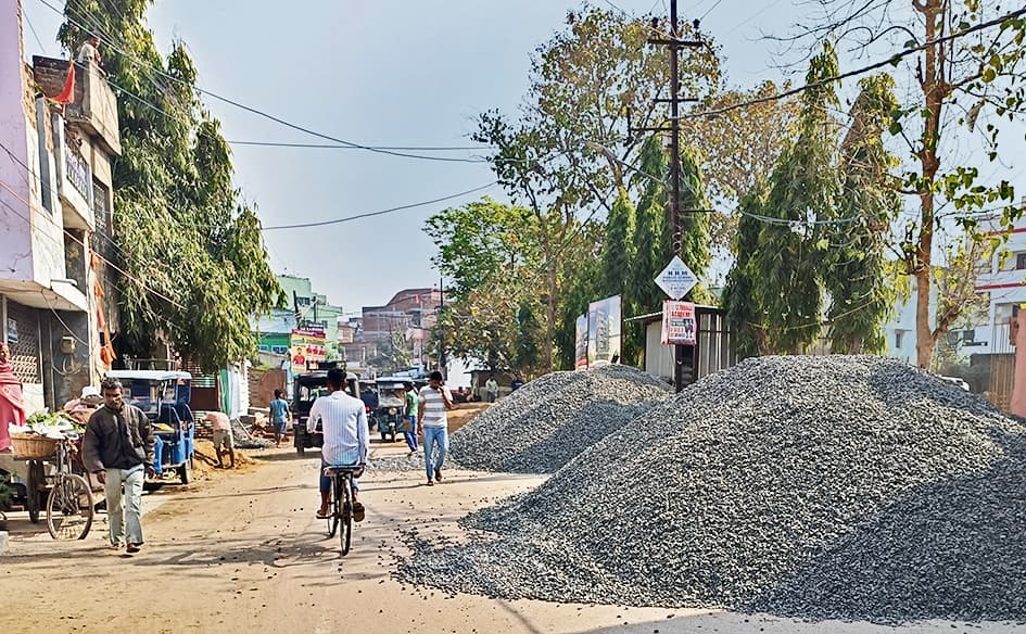 गया शहर में बिल्डिंग मटेरियल दे रहें हादसों को न्योता, मेन व लिंक सड़कों पर खुलेआम रखे जा रहे बालू-गिट्टी