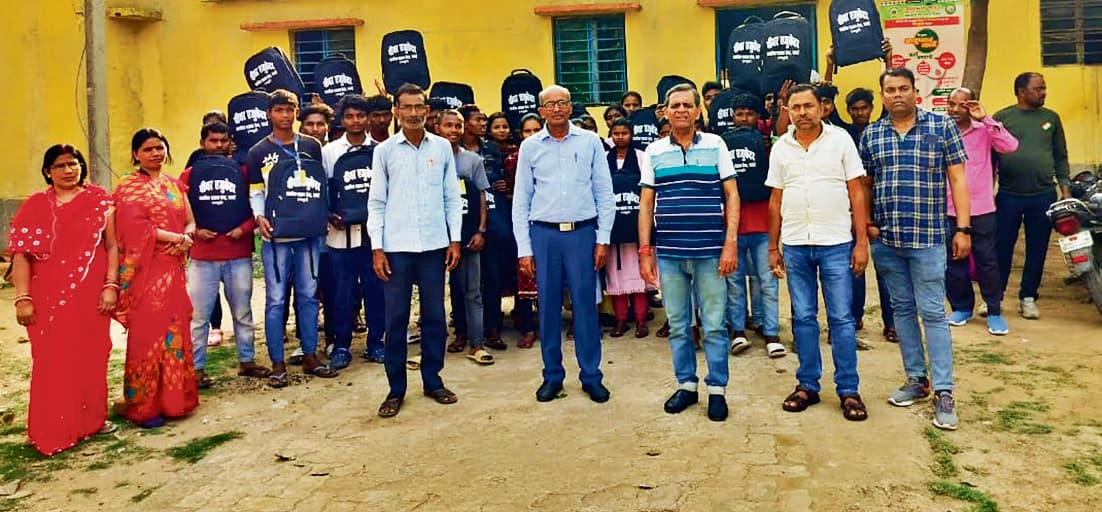 जमुई में बिचौलियों ने ग्रामीणों को झांसा देकर खाते से निकाले 15 लाख रुपये, लोगों ने एक को बनाया बंधक