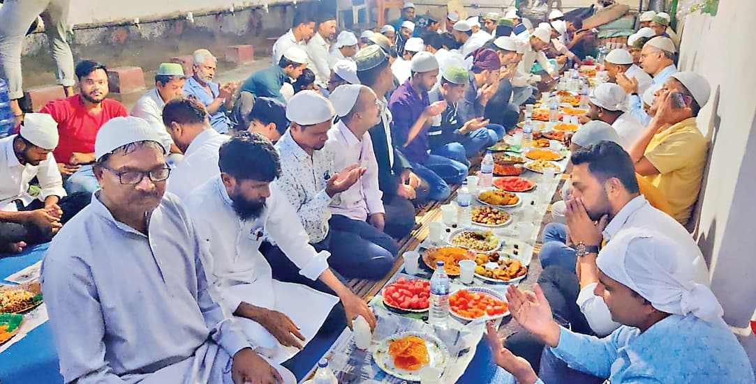 eid 2024 date: 10 अप्रैल को नजर आयेगा चांद, तो 11 को मनेगी ईद, ईदगाहों व मस्जिदों में चल रही ईद की नमाज की तैयारी