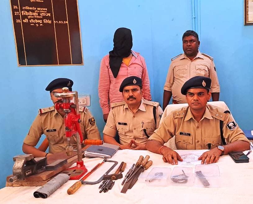 मुंगेर में हथियार बनाने की फैक्ट्री का खुलासा