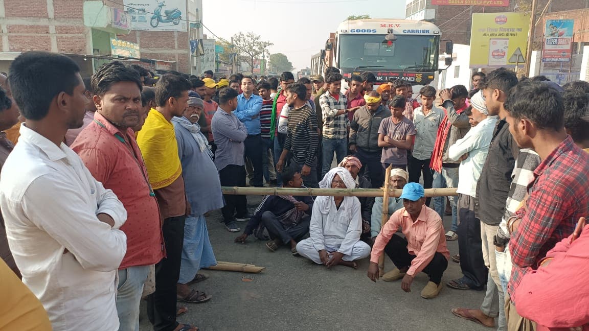 आरा में सड़क हादसे में 2 युवकों की मौत, परिजनों ने किया सड़क जाम, एक अन्य घटना में हेडमास्टर की भी गयी जान