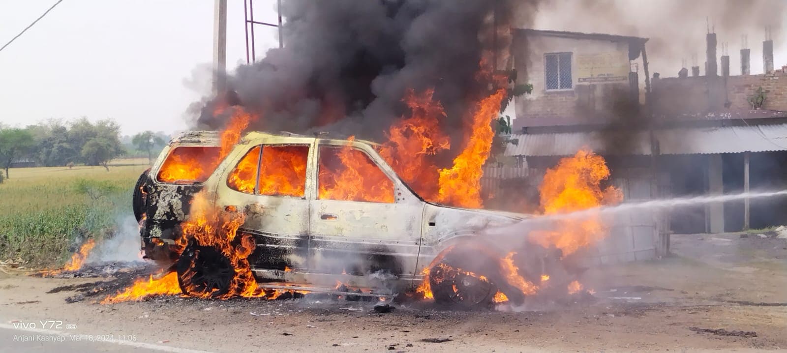 बिहार: भागलपुर में विक्रमशिला पहुंच पथ पर धू-धू कर जला स्कूल वाहन, दमकल की टीम ने आग पर पाया काबू