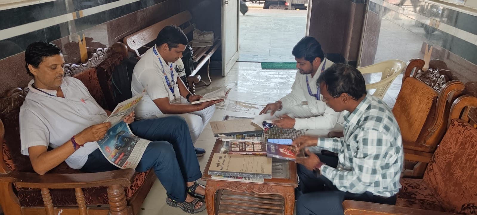 जसीडीह स्टेशन के हरिवंश राय बच्चन हिंदी पुस्तकालय में ज्ञान का खजाना