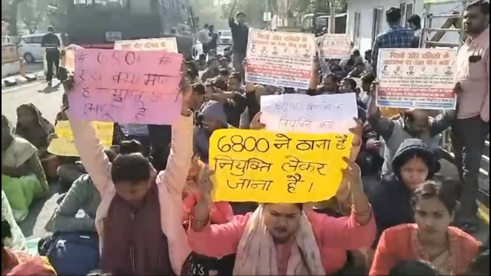 69000 Teachers Recruitment: आरक्षित वर्ग के अभ्यर्थियों ने घेरा डिप्टी सीएम केशव प्रसाद का आवास, पुलिस ने लिया हिरासत में