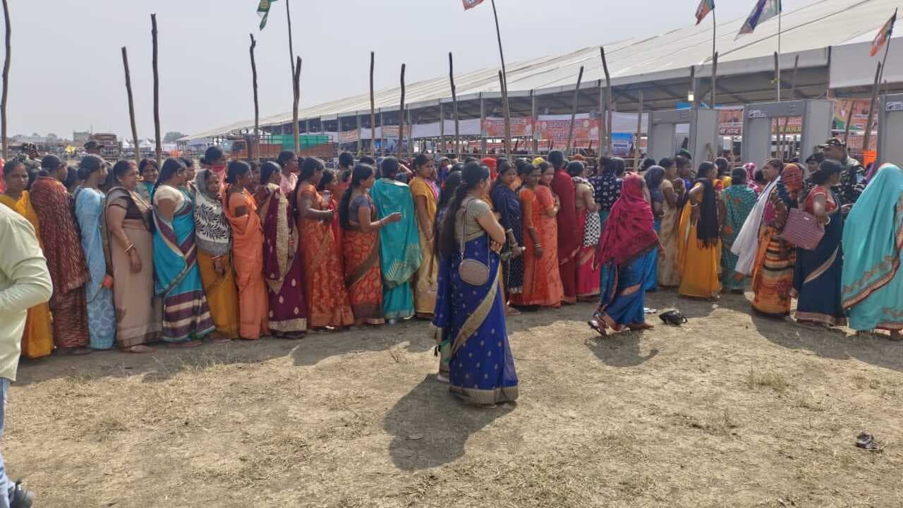 PHOTOS: औरंगाबाद में पीएम मोदी की रैली में उमड़ी भीड़ देखिए, मुस्लिम महिलाएं तख्ती पर ये संदेश लिखकर लायीं..