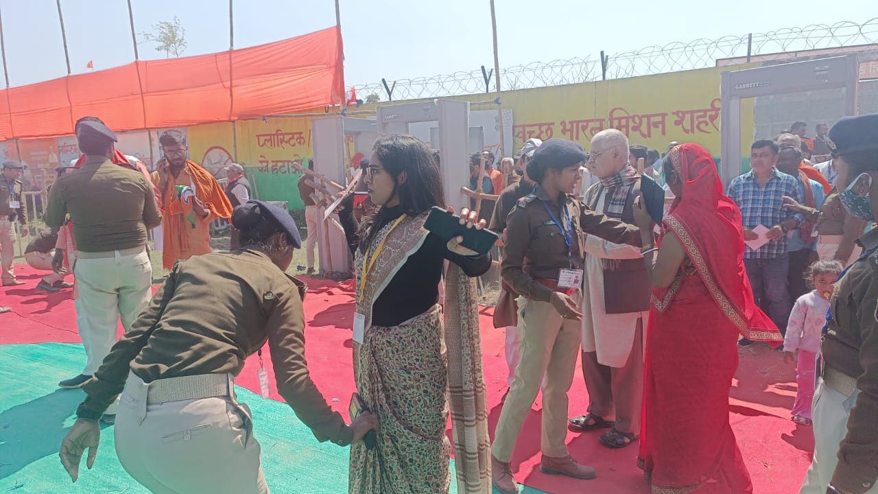 PHOTOS: बेतिया में पीएम मोदी की रैली में पहुंचने लगे लोग, सभास्थल पर कड़ी जांच के बाद दी जा रही एंट्री..