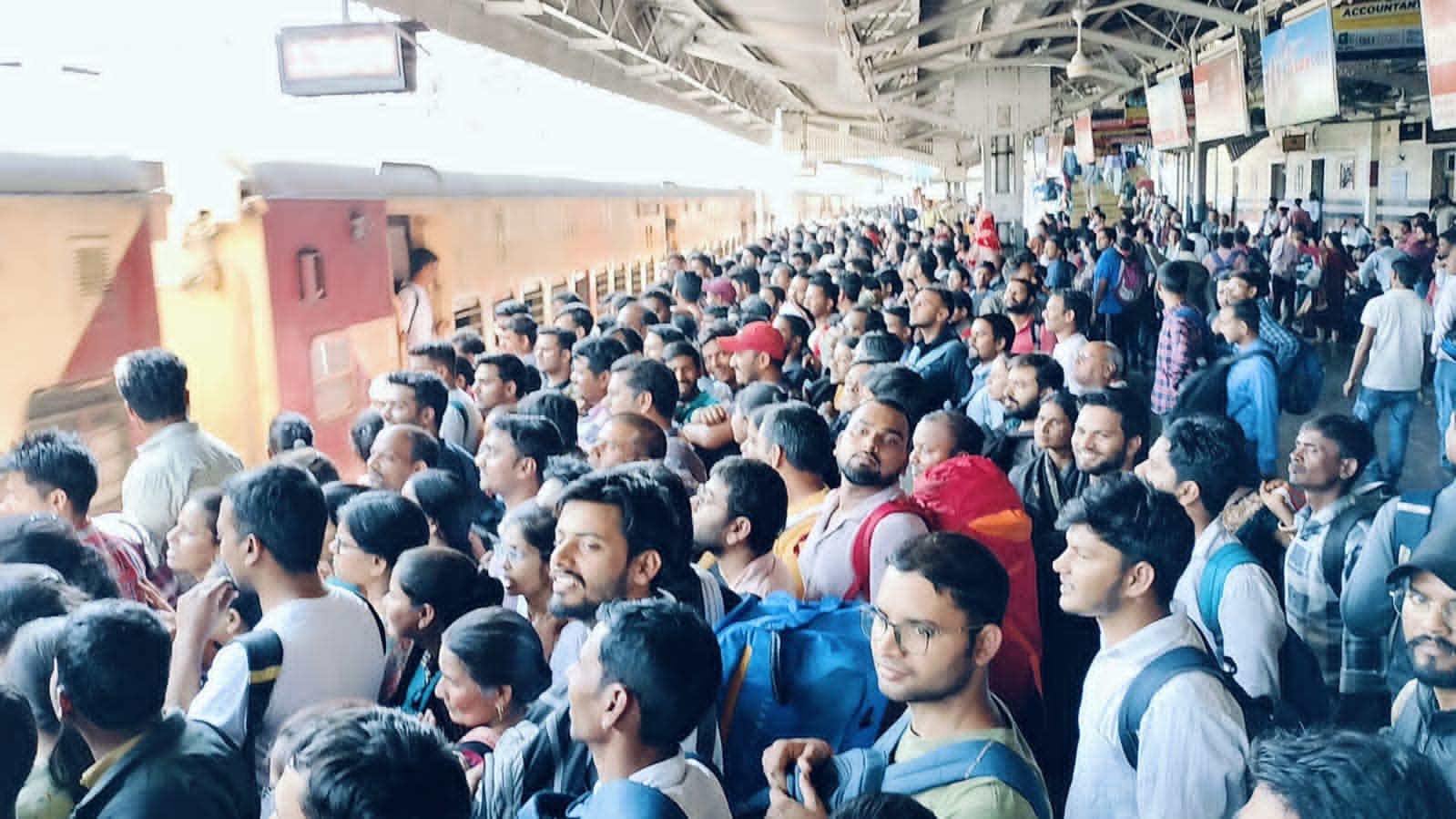 भागलपुर जंक्शन पर BPSC शिक्षक अभ्यर्थियों की उमड़ी भीड़, जेबकतरों का आतंक, देखिए PHOTOS..