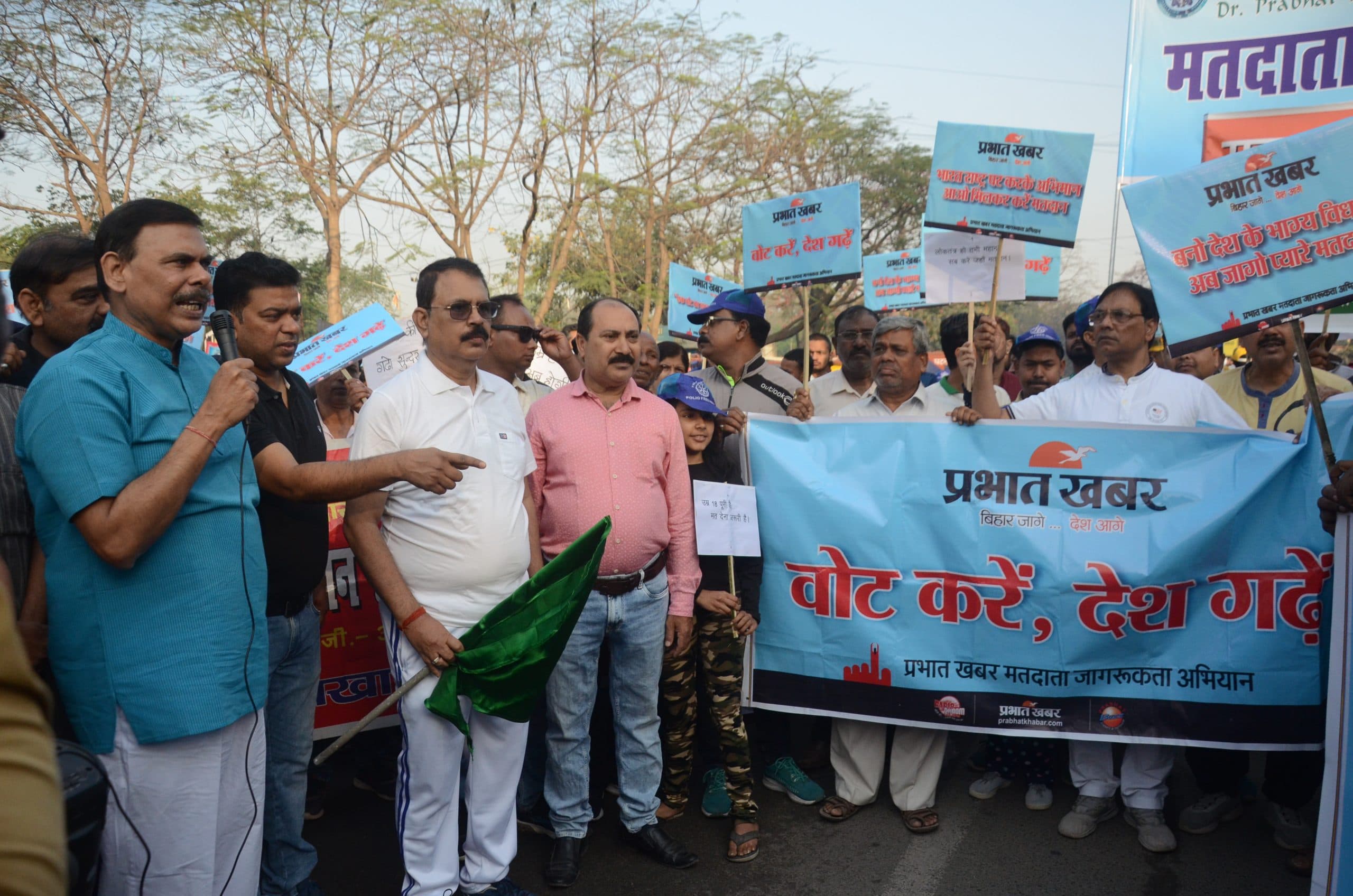 प्रभात खबर मतदाता जागरूकता मार्च में उमड़ी भीड़, लोगों ने कहा- पहले मतदान फिर करेंगे कोई काम