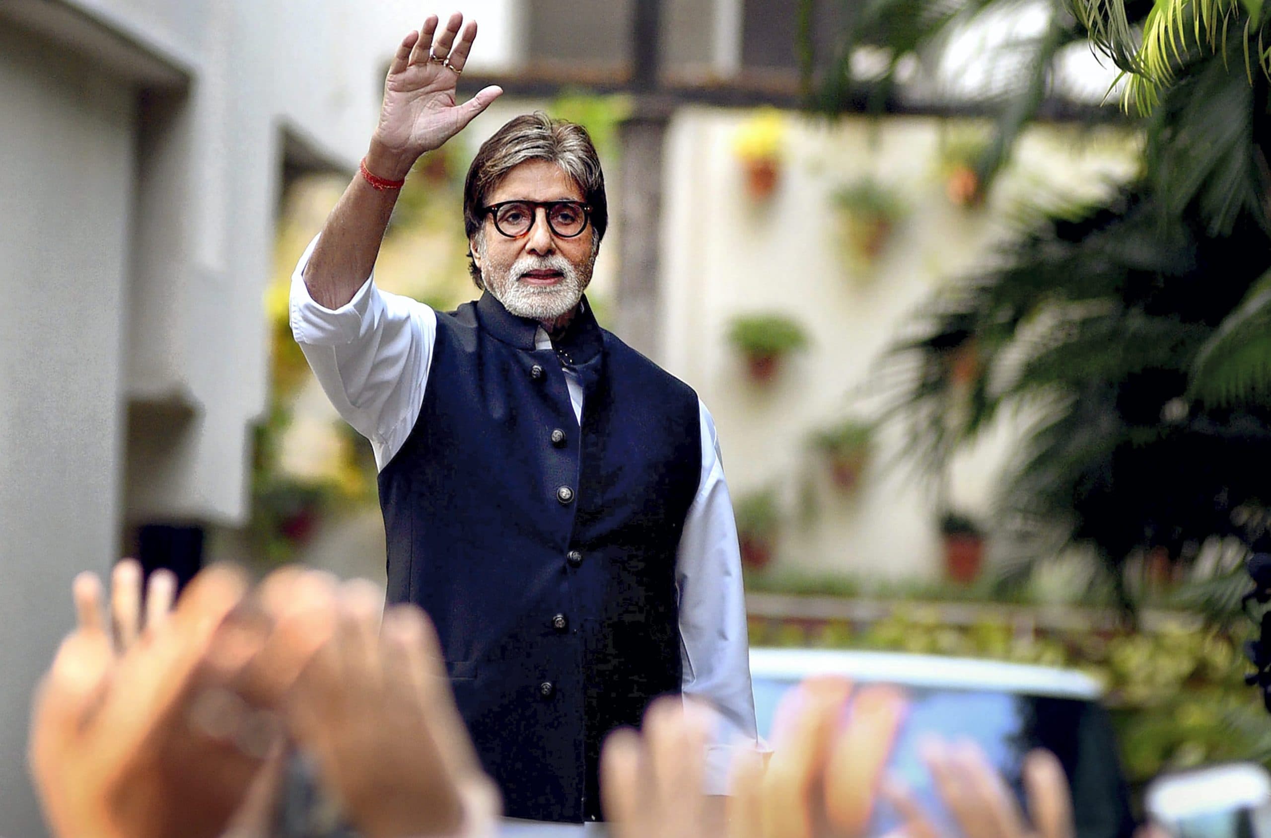Amitabh Bachchan ने अस्पताल में भर्ती होने की खबरों को बताया फेक न्यूज, बेटे अभिषेक के साथ एंजॉय किया क्रिकेट मैच