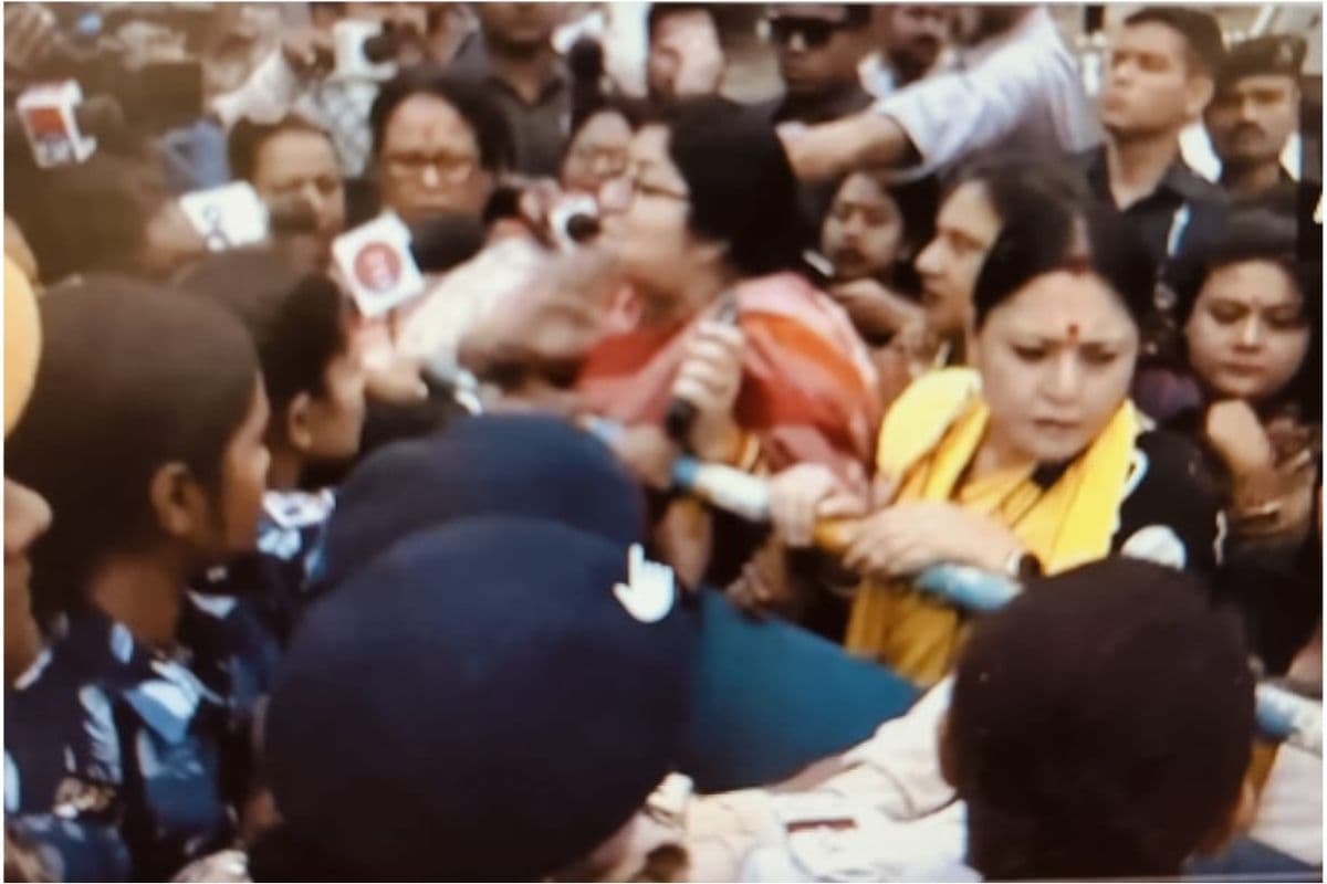 पश्चिम बंगाल : संदेशखाली जाने के दौरान लाॅकेट चटर्जी व अग्निमित्रा पाल समेत अन्य नेताओं को पुलिस ने लिया हिरासत में