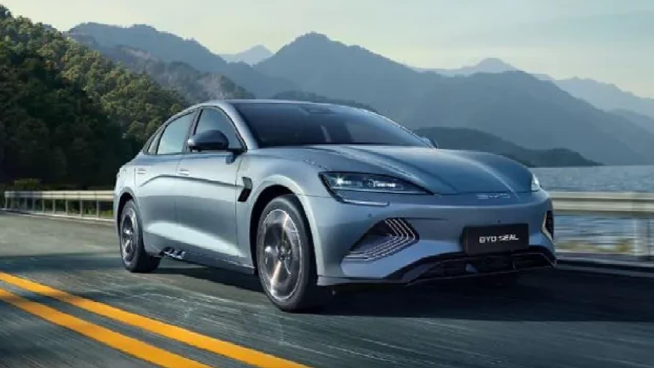 BYD Seal EV की एक दिन में बुक हुईं 200 कारें, 650 km रेंज देख दौड़ पड़े खरीदार!