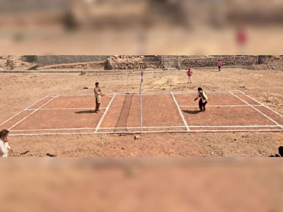 बिहार में मनरेगा मजदूर बनायेंगे अब स्कूल ग्राउंड में बैंडमिंटन व वॉलीबॉल कोर्ट