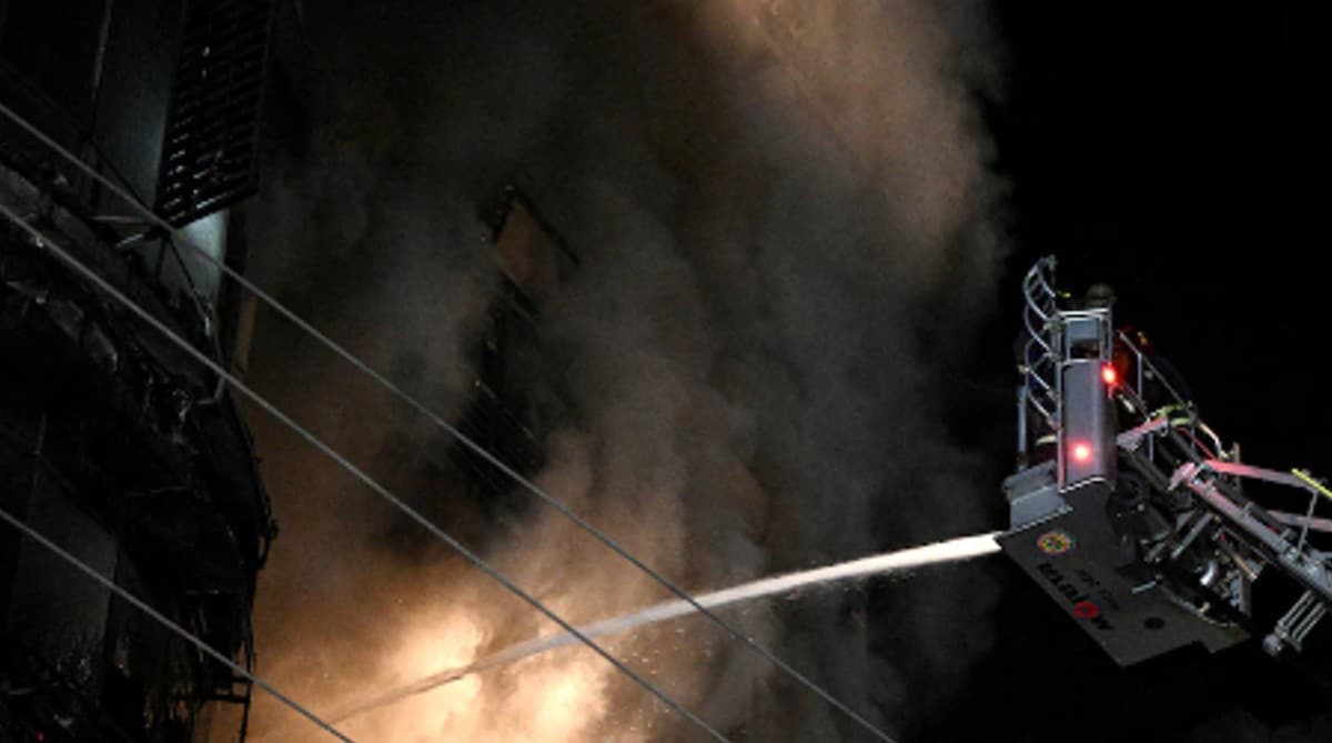 Bangladesh Fire: ढाका में 7 मंजिला इमारत में लगी आग, 44 की मौत, मदद के लिए चिल्ला रहे थे लोग