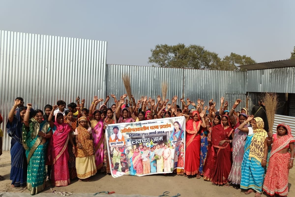 धनबाद : पुलिस ने आंदोलनकारियों काे खदेड़ा, थानेदार पर महिलाओं को लात-मुक्कों से पीटने का आरोप