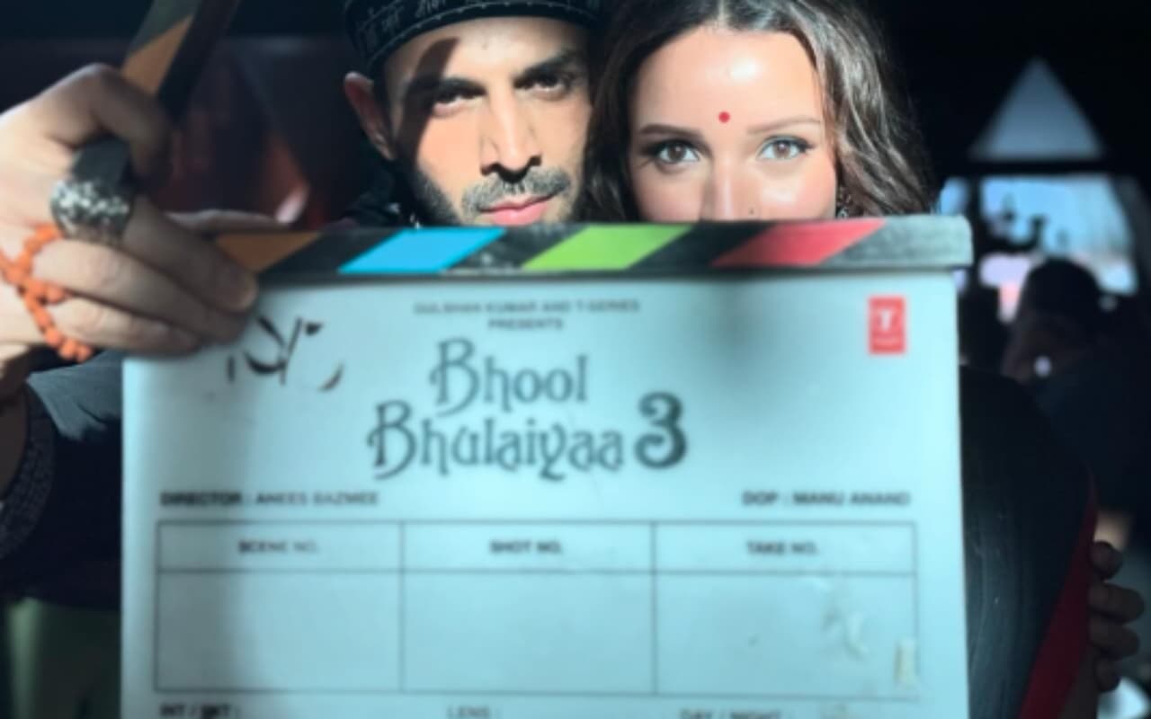 Bhool Bhulaiyaa 3 से कार्तिक आर्यन का पहला लुक आया सामने, लाल बिंदी और काजल लगाए बेहद हसीन दिखीं तृप्ति डिमरी