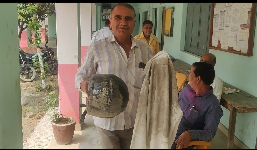 Bihar Teachers: होली के दिन खुले स्कूल, ग्रामीणों ने शिक्षकों पर फेंके अंडे, कीचड़ और टमाटर