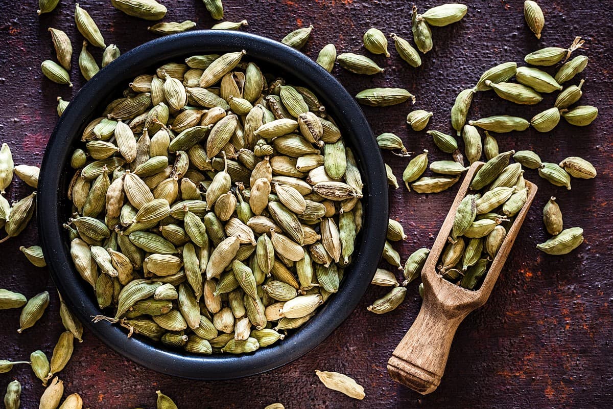 Benefits Of Eating Small Cardamom: औषधीय गुणों से भरपूर है छोटी इलायची, जानें इसे खाने के फायदे