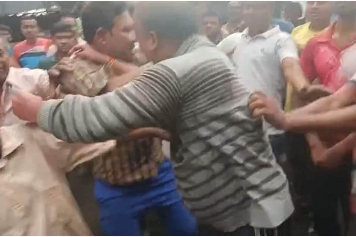 WB News : कांकसा लौह कारखाने में श्रमिक की मौत के बाद वाहन में तोड़-फोड़, कारखाना मैनेजर की पिटाई