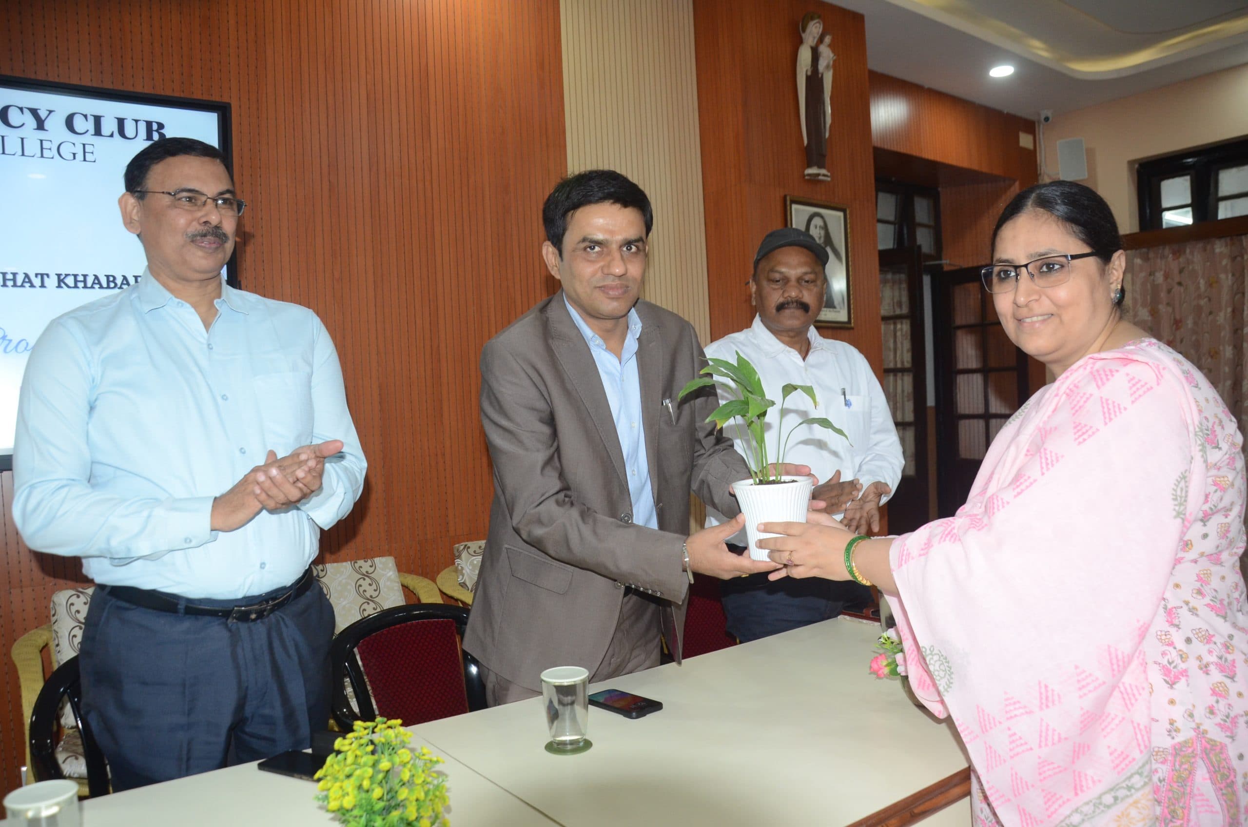 प्रभात खबर की ओर से पटना वीमेंस कॉलेज में मतदाता जागरूकता अभियान, वोट की अहमियतों से रूबरू हुईं छात्राएं