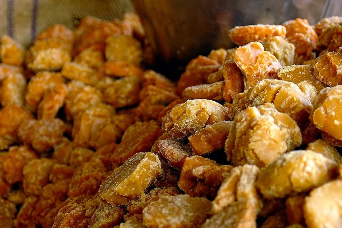 Benefits Of Eating Jaggery: खाना खाने के बाद गुड़ खाने के फायदे, यहां जानें...