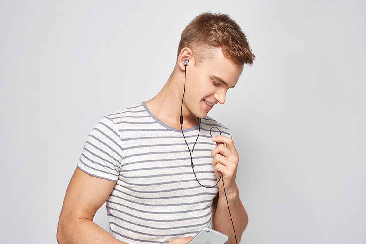 Effects of Using Earphones: ईयरफोन लगाने से नुकसान भी जान लें, बरतें ये सावधानियां