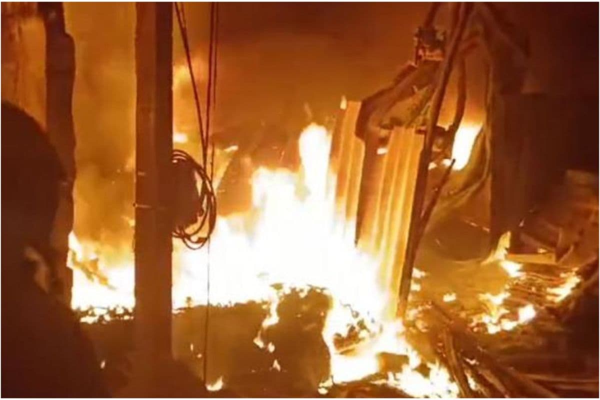 WB News : ढाकुरिया रेलवे लाइन के किनारे झोपड़ियों में लगी भयावह आग, ट्रेनों की आवाजाही हुई बाधित