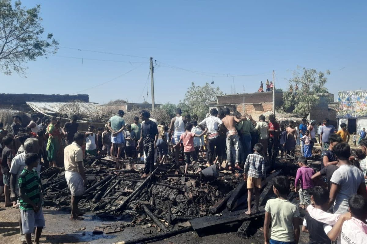 साहिबगंज में शॉर्ट सर्किट से लगी आग, चार घर जलकर राख, दो लोग झुलसे, अगलगी में चार बकरियां भी जलीं