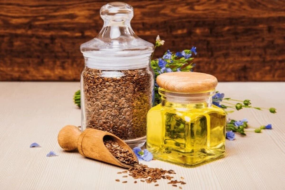 Flaxseed Oil Benefits For Hair: बालों की क्वालिटी हो गई है खराब तो शुरू कर दें अलसी का तेल लगाना, जानें फायदे