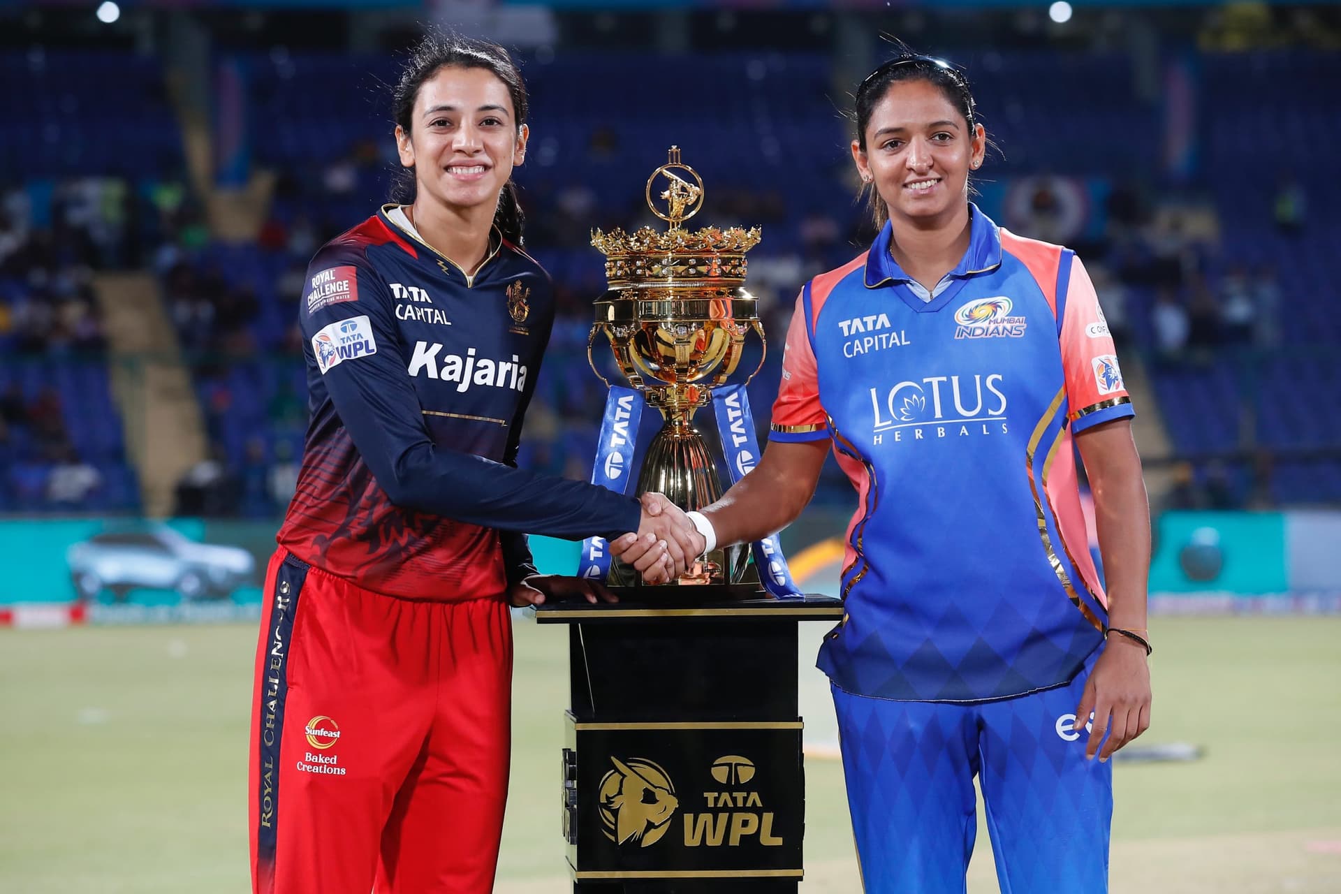 WPL 2024: आरसीबी ने टॉस जीतकर किया बल्लेबाजी का फैसला, देखें दोनों टीमों की प्लेइंग XI