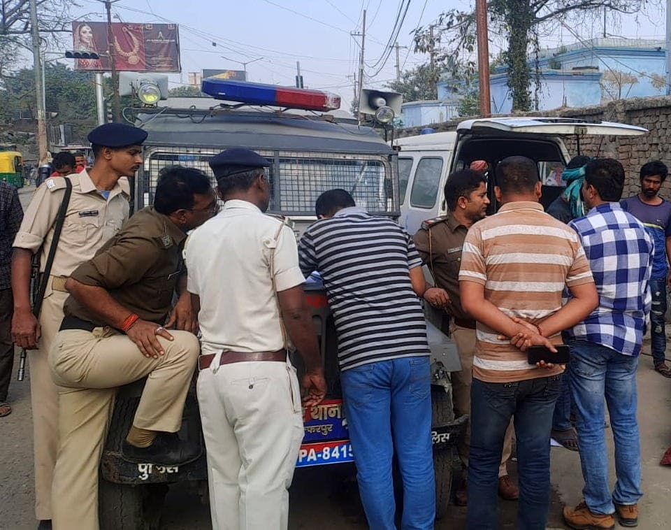 मुजफ्फरपुर में स्कूल के लिए निकली नौवीं की छात्रा की हत्या, स्टेशन रोड पर फेंका गया शव, 2 गिरफ्तार