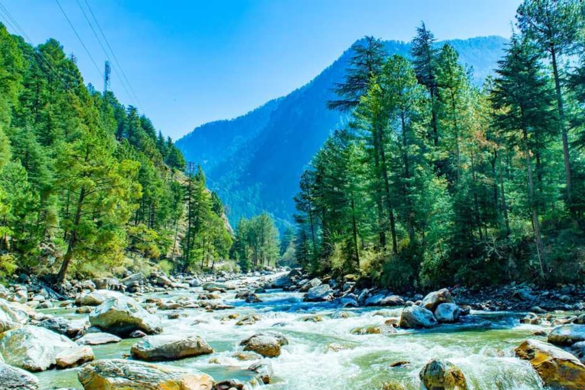 Himachal Pradesh Tourism: सूरज की तपिश तेज लग रही है तो आ जाएं यहां, मस्त मौसम के साथ करें इंज्वाॅय
