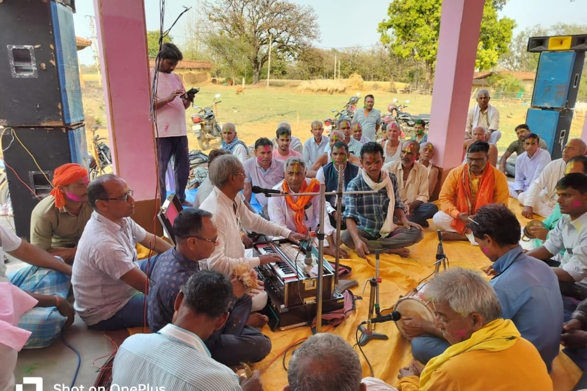 गिरिडीह : जिले भर में धूमधाम के मनी होली, एक-दूसरे को अबीर-गुलाल लगाकर दी बधाई