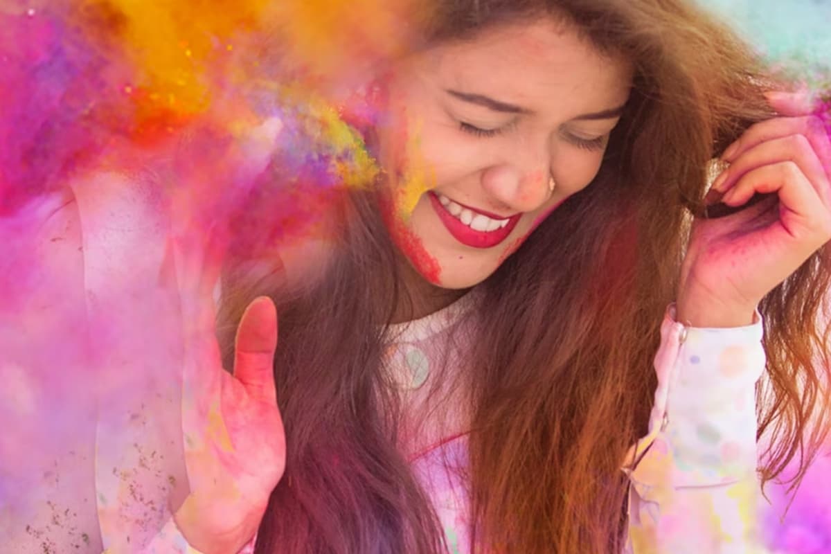 Holi Skincare: होली के रंगों से करना है अपनी त्वचा का बचाव, तो ये हैं आप के लिए कुछ आसान उपाय