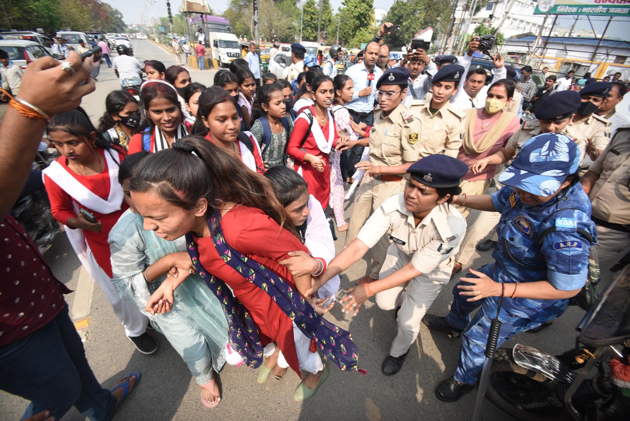 Bihar News: भाजपा व जदयू कार्यालय पर 11वीं के विद्यार्थियों का प्रदर्शन, पढ़िए डिप्टी सीएम ने क्या कहा ...