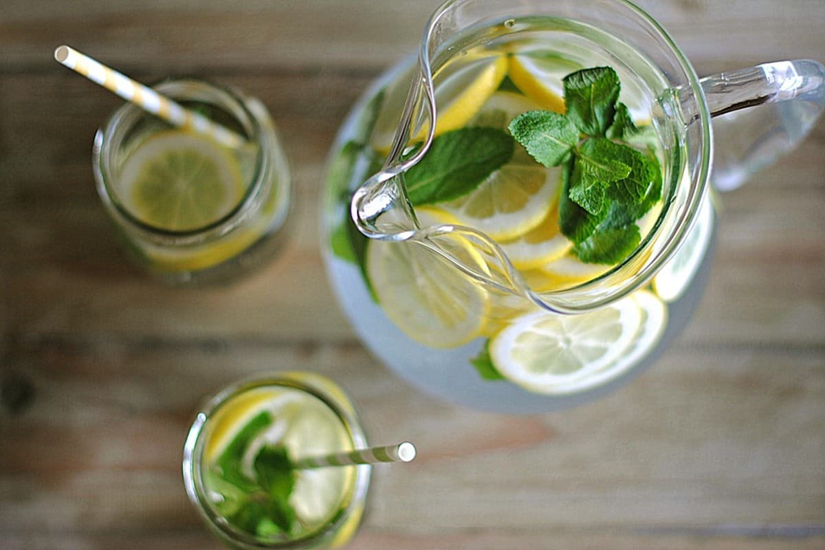 Lemon Water: इन 4 लोगों को नहीं पीना चाहिए नींबू का पानी