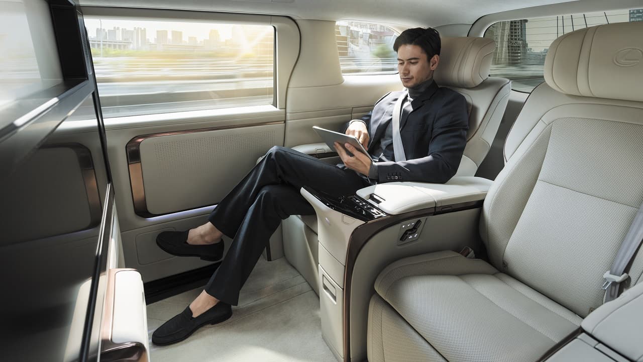Lexus LM 350 कार नहीं…चलती-फिरती फॉर्म हाउस है, टीवी-फ्रिज के साथ बहुत कुछ
