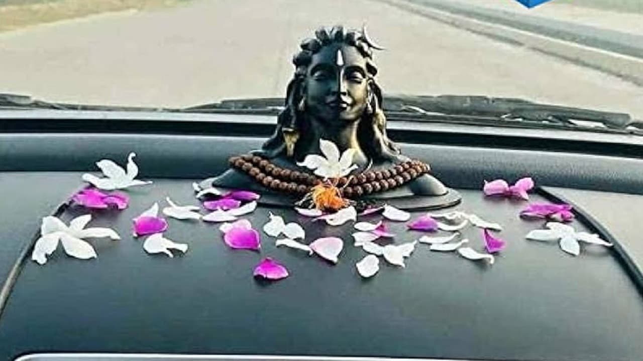 Mahashivratri: गाड़ियों के डैशबोर्ड पर क्यों लगाते हैं शिवजी की प्रतिमा? Mahashivratri: गाड़ियों के डैशबोर्ड पर क्यों लगाते हैं शिवजी की प्रतिमा?