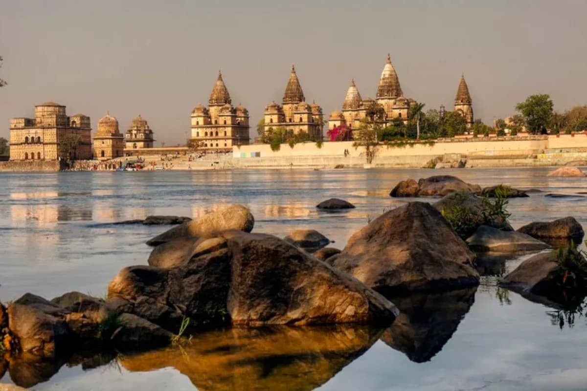 Places To Visit In Madhya Pradesh: मध्य प्रदेश जा रहे हैं घूमने तो इन अद्भुत जगहों को एक्सप्लोर करना न भूलें