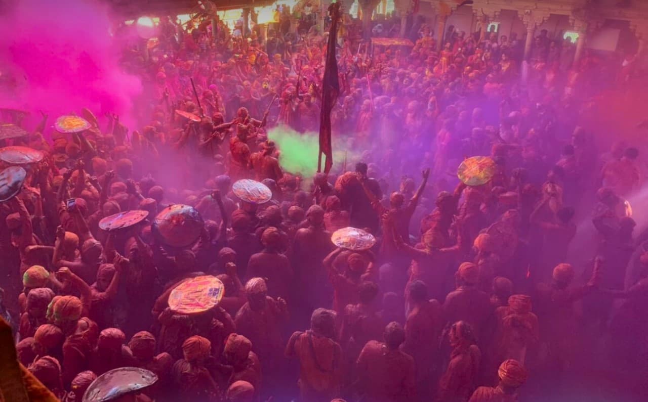 Mathura Holi 2024: बरसाना की लठ्ठमार होली देखने देश विदेश से उमड़े पर्यटक, हुरियारों पर बरसीं लाठियां