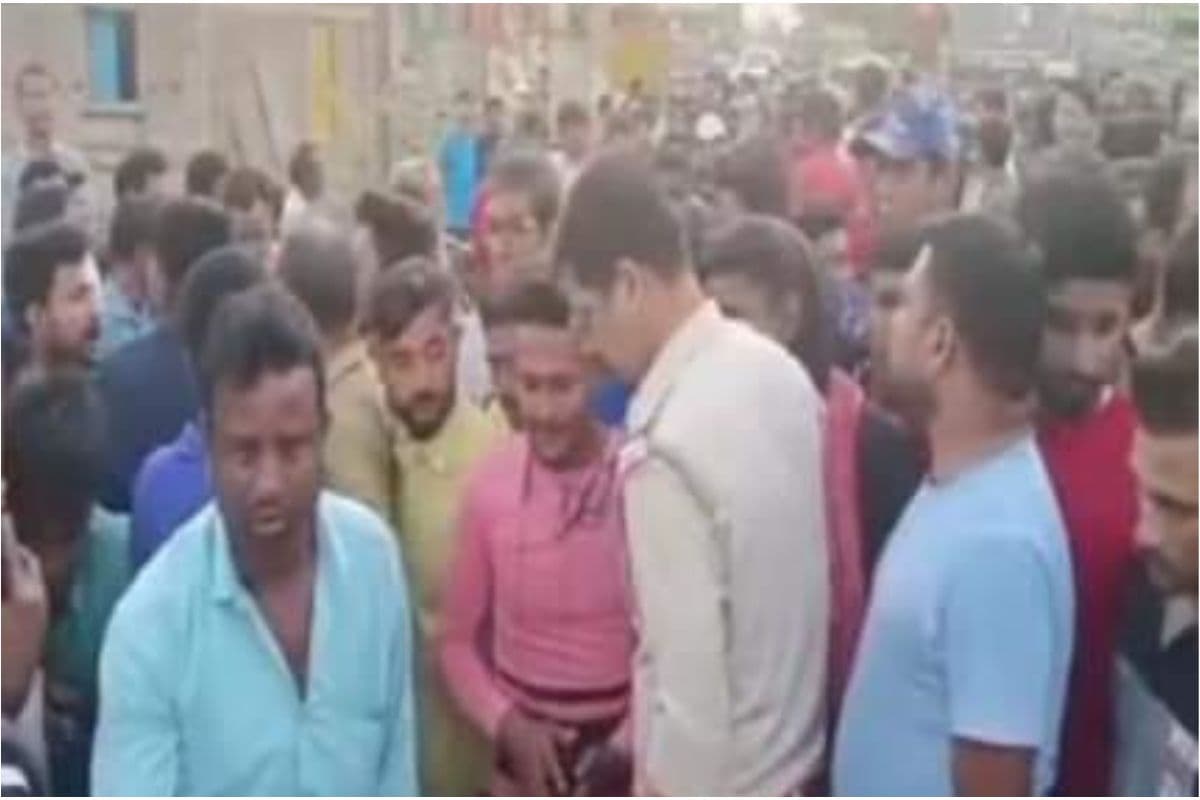 पश्चिम बंगाल : शादी से लौट रहे सिविक वॉलिंटियर की सड़क दुर्घटना में मौत , पत्नी और बच्चे घायल