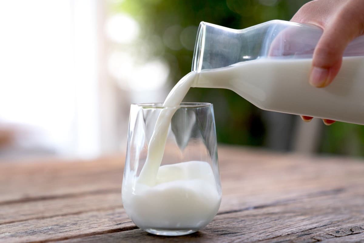 Milk: दूध में ये 3 चीजें मिलाकर पिएं, लोहे जैसा बन जाएगा शरीर