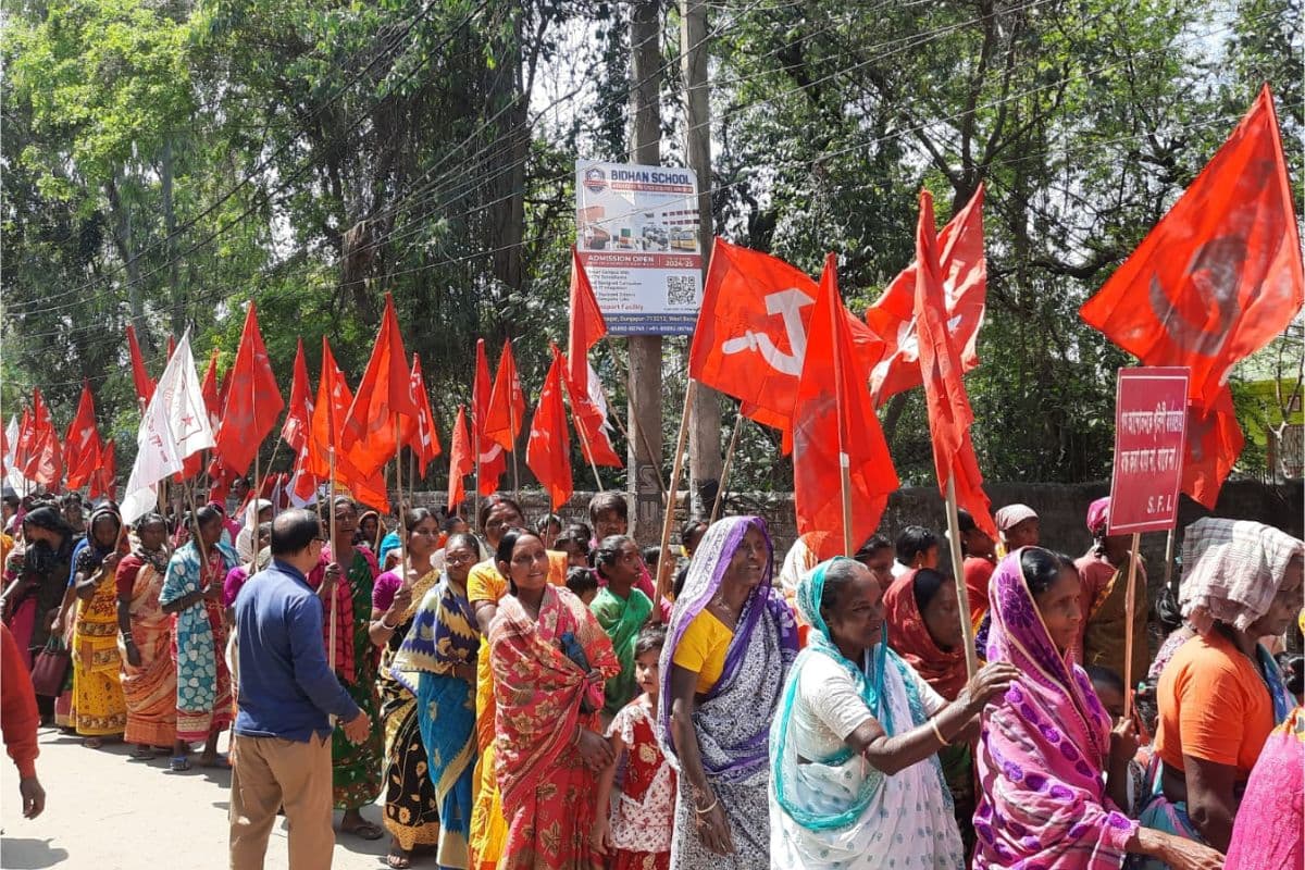 West Bengal : कांकसा बीडीओ व बीएलआरओ के समक्ष माकपा का धरना प्रदर्शन