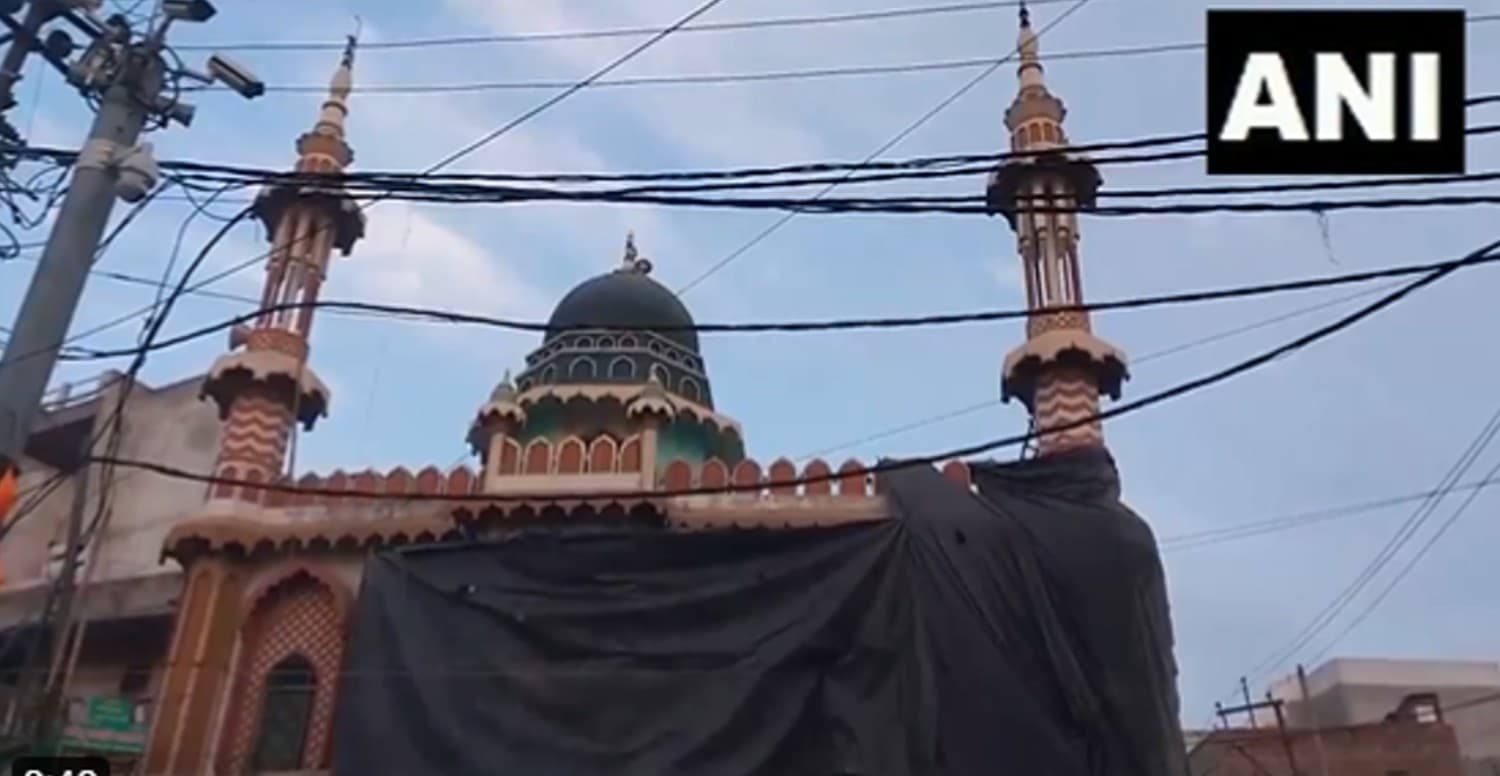 Mosques Covered: अलीगढ़ के संवेदनशील इलाकों में मस्जिदों को तिरपाल से ढका गया