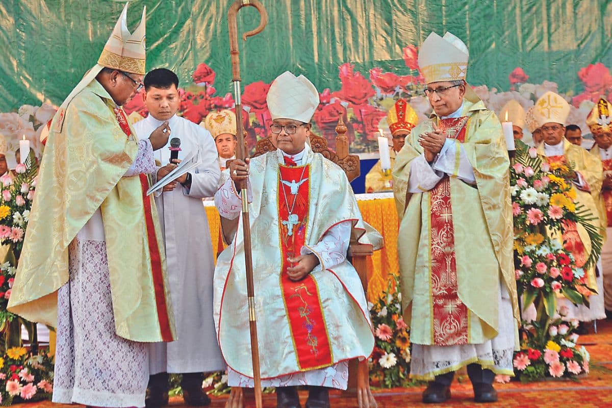 रांची महाधर्मप्रांत के नए आर्चबिशप विसेंट आईंद ने ली शपथ, प्रतिष्ठापन समारोह लोयोला मैदान में संपन्न