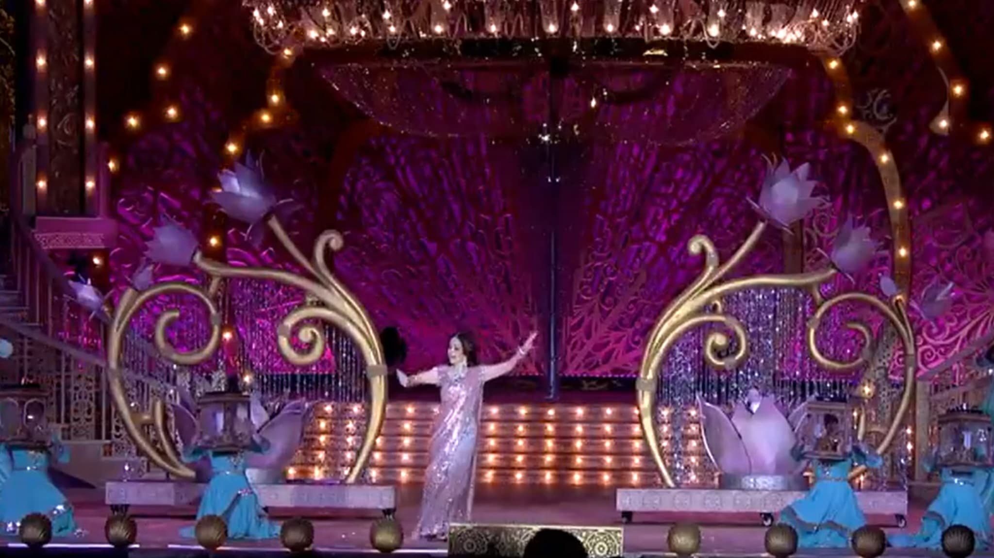 Anant Ambani Pre Wedding: नीता अंबानी और बेटी ईशा ने 'घर मोरे परदेसिया' पर किया परफॉर्मेंस, देखें वीडियो