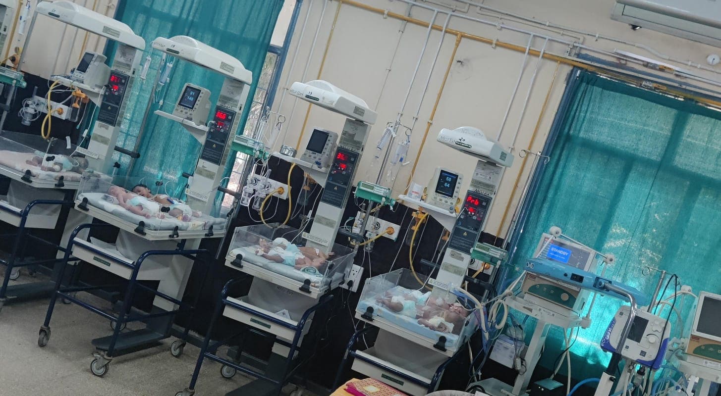 PMCH में एनआइसीयू वार्ड फुल, एक बेड पर दो बच्चों का इलाज, संक्रमण का बढ़ा खतरा