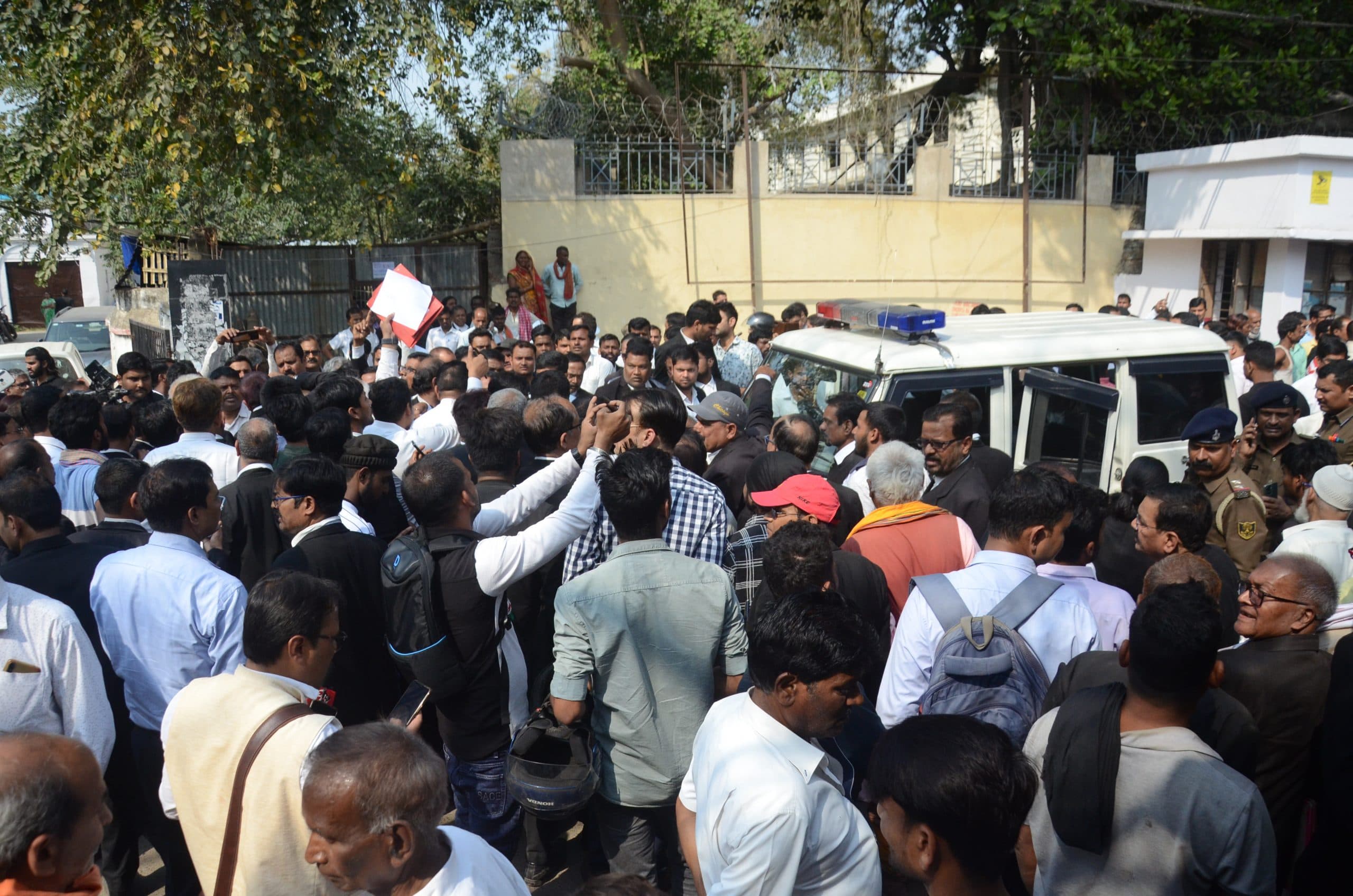 Patna Crime: पुलिस गाड़ी में साढ़े तीन घंटे तक वकीलों ने रखा मृतक का शव, वकील व अधिकारी में  हुई बहस