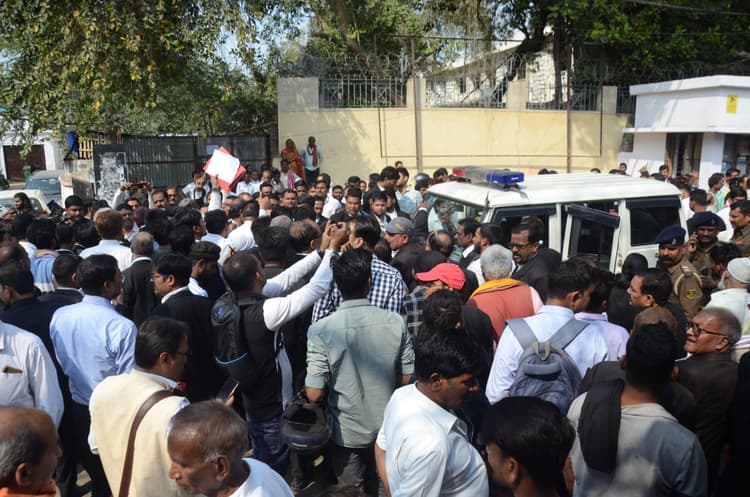 Patna Crime: पुलिस गाड़ी में साढ़े तीन घंटे तक वकीलों ने रखा मृतक का शव, वकील व अधिकारी में  हुई बहस