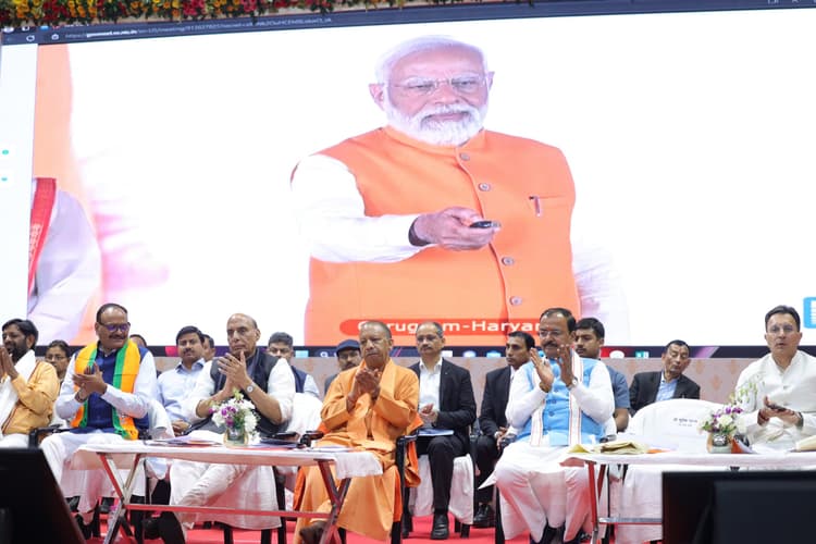 PM Modi Inaugurate Kisan Path: पीएम मोदी ने लखनऊ में 104 किमी लंबे किसान पथ का किया उद्घाटन