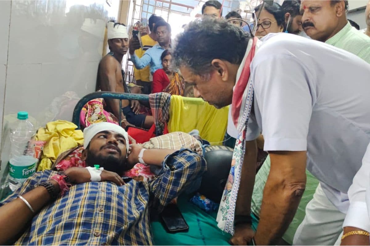 WB News : पार्टी का झंडा लगाने के दौरान तृणमूल कार्यकर्ता पर हुआ हमला, अस्पताल में भर्ती